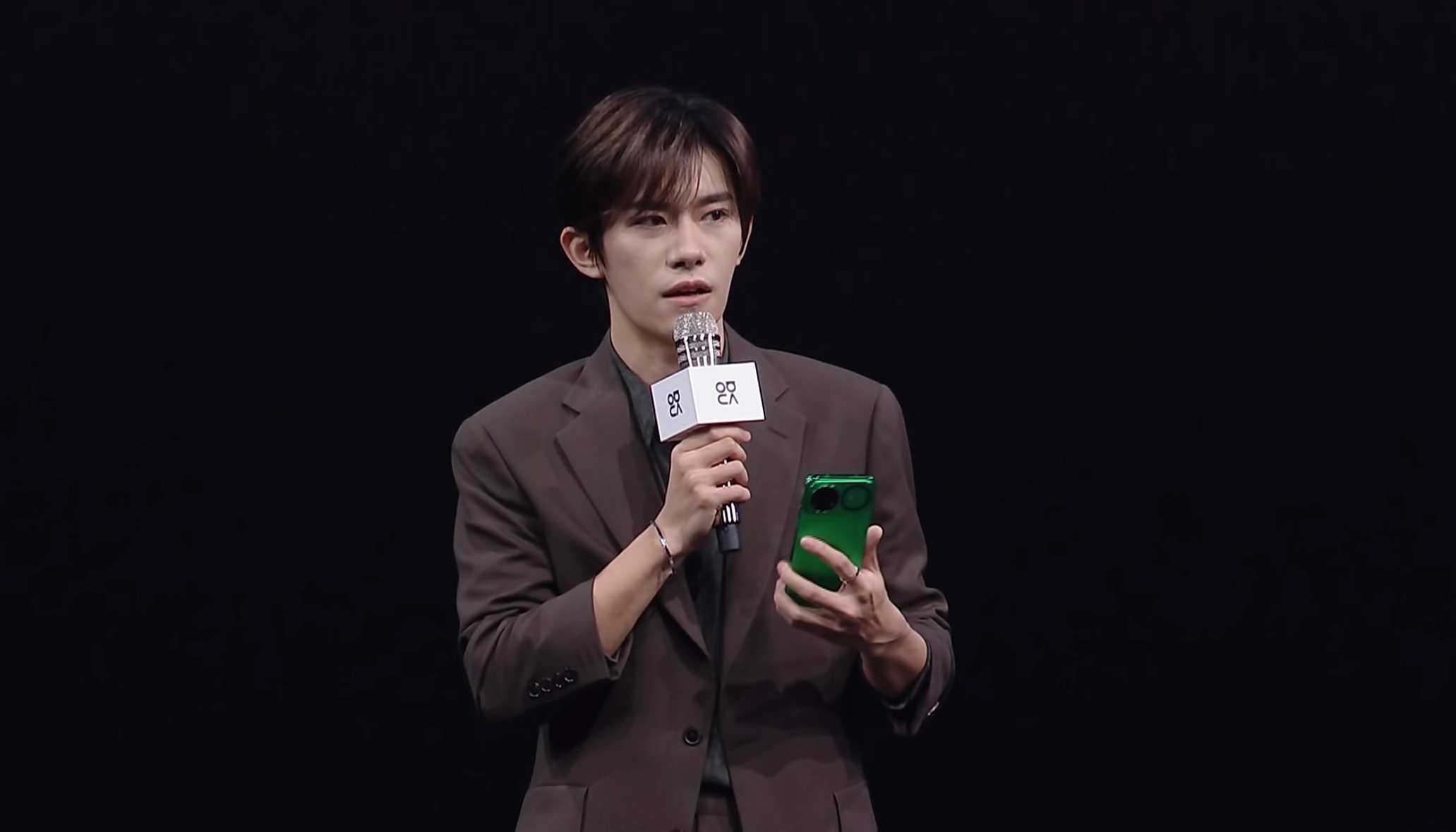 易烊千玺亮相nova发布会熟悉的身影和温暖的问候，易烊千玺时隔两年再次亮相华为发