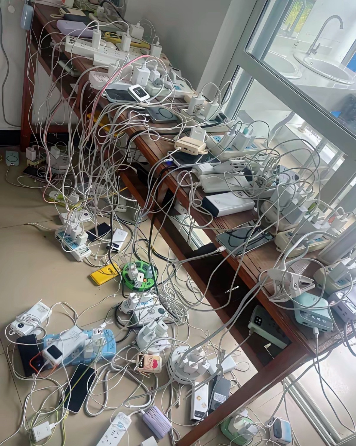 学校门口的这个老板会做生意，真正发现了刚需，这学生的钱是真好挣，充手机两块钱，充