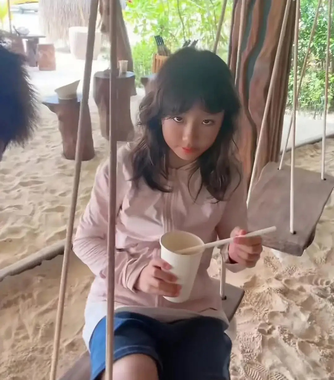 #张丹峰晒与女儿出海度假照#张丹峰和女儿海边度假，彤彤还不到10岁就打耳洞了，父
