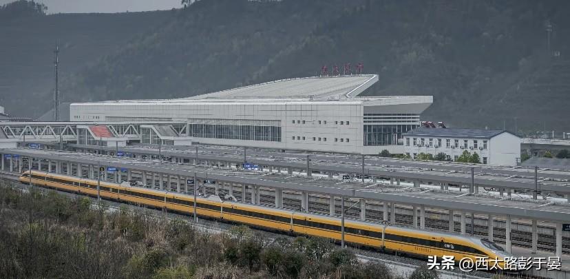 西十高铁动检车要来啦！

DJ626次从十堰东站驶出，由CRH380AJ-020