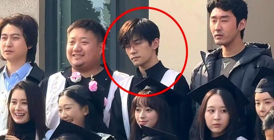 易烊千玺回中戏补拍毕业照。
这些同学都已经毕业三年了，眼神里都充满了疲惫。
对于