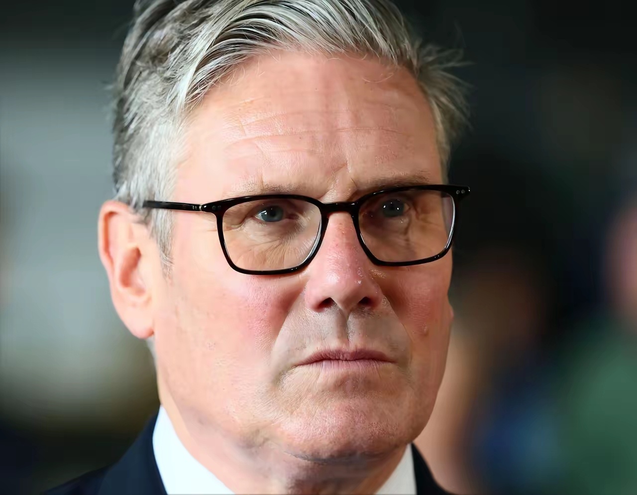 斯塔默首相把话挑明了，说特朗普不断向他施压，目的就是“让我改变主意，把我拖入对伊