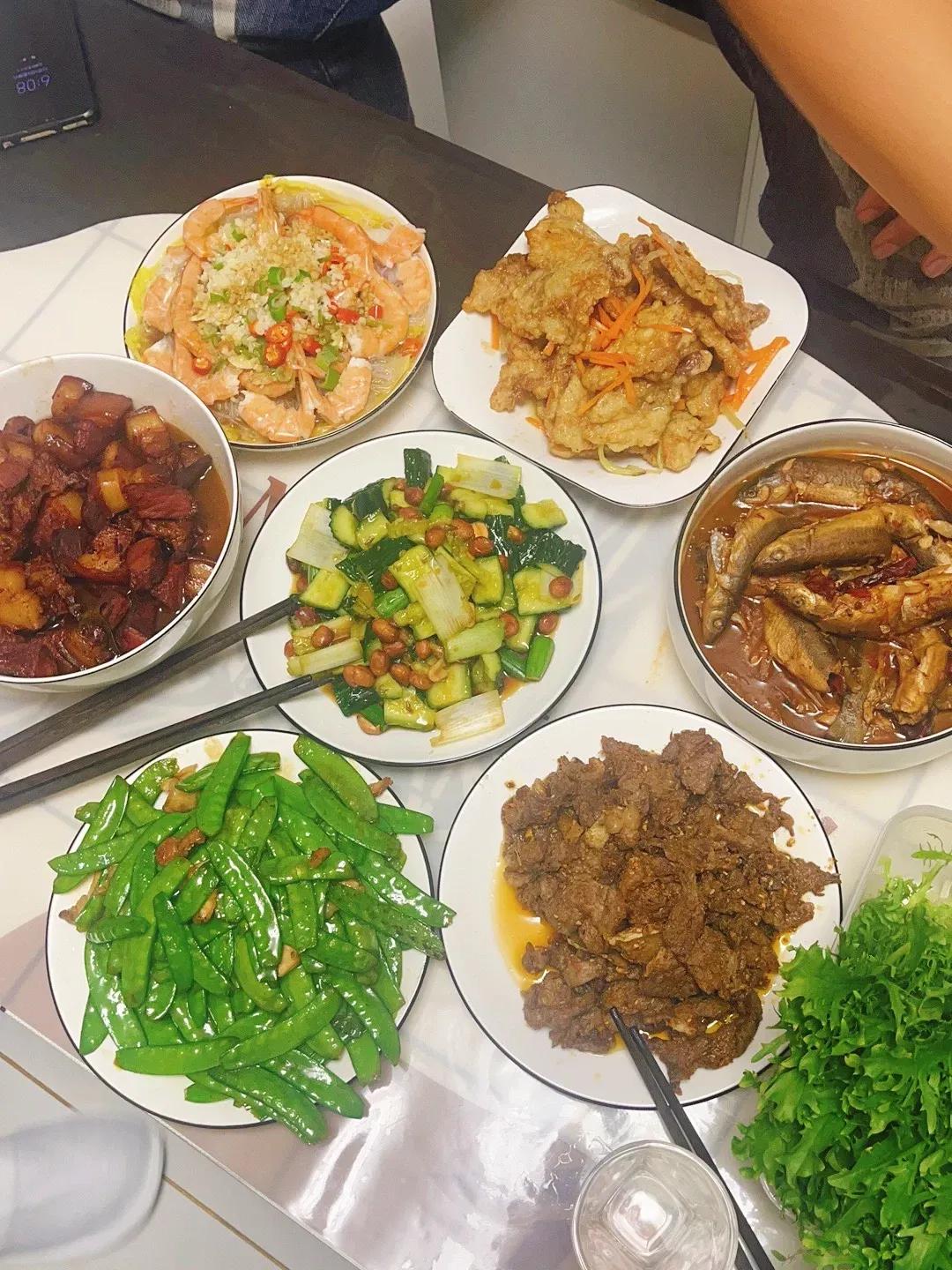 老公朋友来家里吃饭，我炒了一桌菜，却被说寒酸：想不明白

我其实是一个性格开朗、