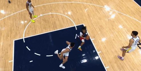 笑不活了
勇士这低级失误真让人难以置信！
勇士替补中锋尤特赛文在对阵奇才的比赛中