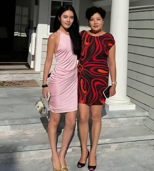 哈文和女儿，在美国的大房子前合影。照片里女儿法图麦已经长到1米7多，身穿粉色短裙