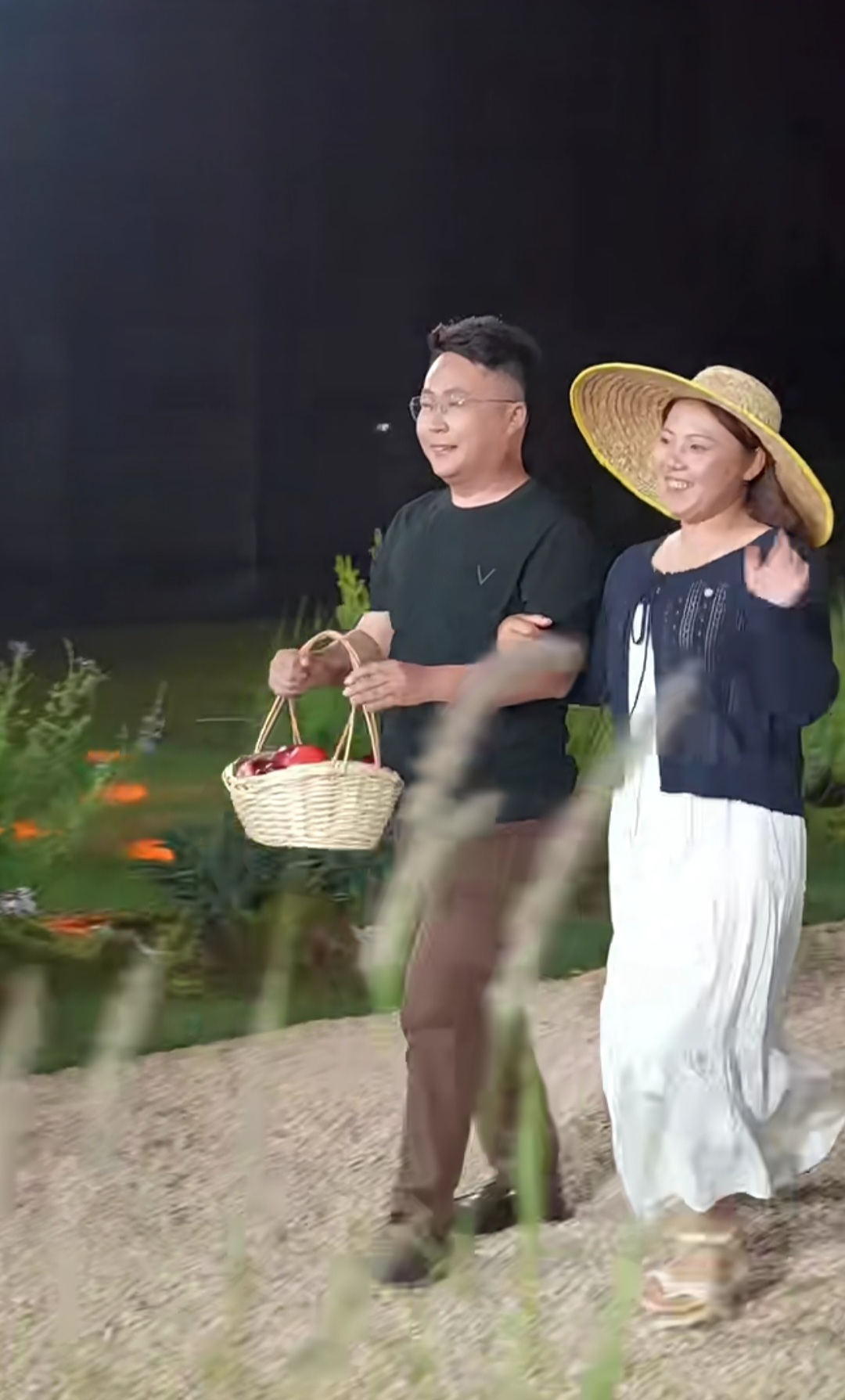 这个劳动节把秀场交给农民 把聚光灯留给最质朴的耕耘者，泥土沾身，风骨自显，田间劳