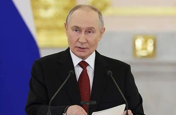 刚刷到普京要拿10亿美元给“和平委员会”的消息，第一反应是这老爷子太会玩了，表面