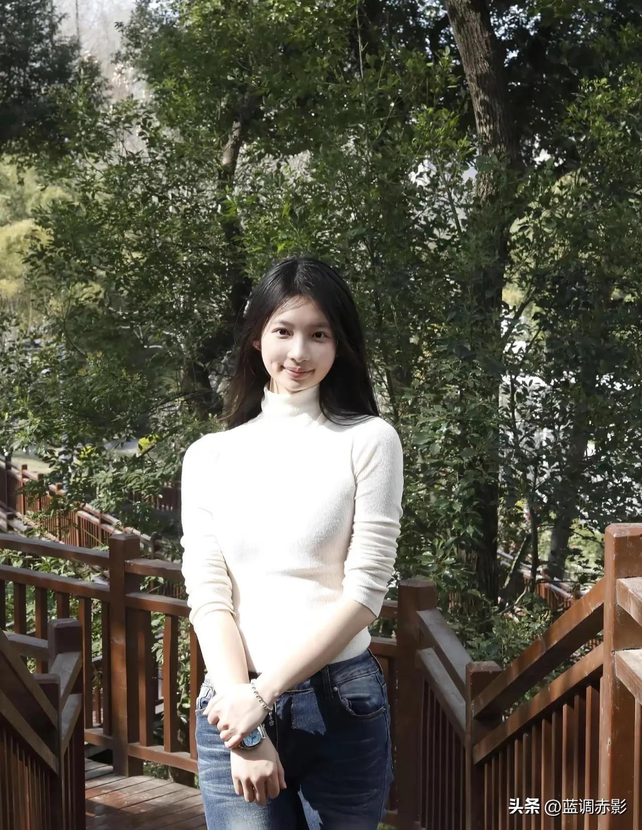 阳光下的甜美少女，白色毛衣与自然背景的完美融合。