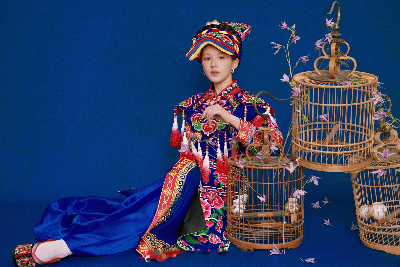 赵露思羌族服饰造型，好有特色呀！最近🌸里很少有这种民族风造型吧？赵露思 ​​​