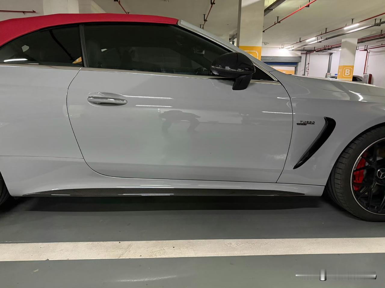 两门车开门需要的开度更大。 即便是较为正常的侧面间距开门角度也受限。 我一般降下