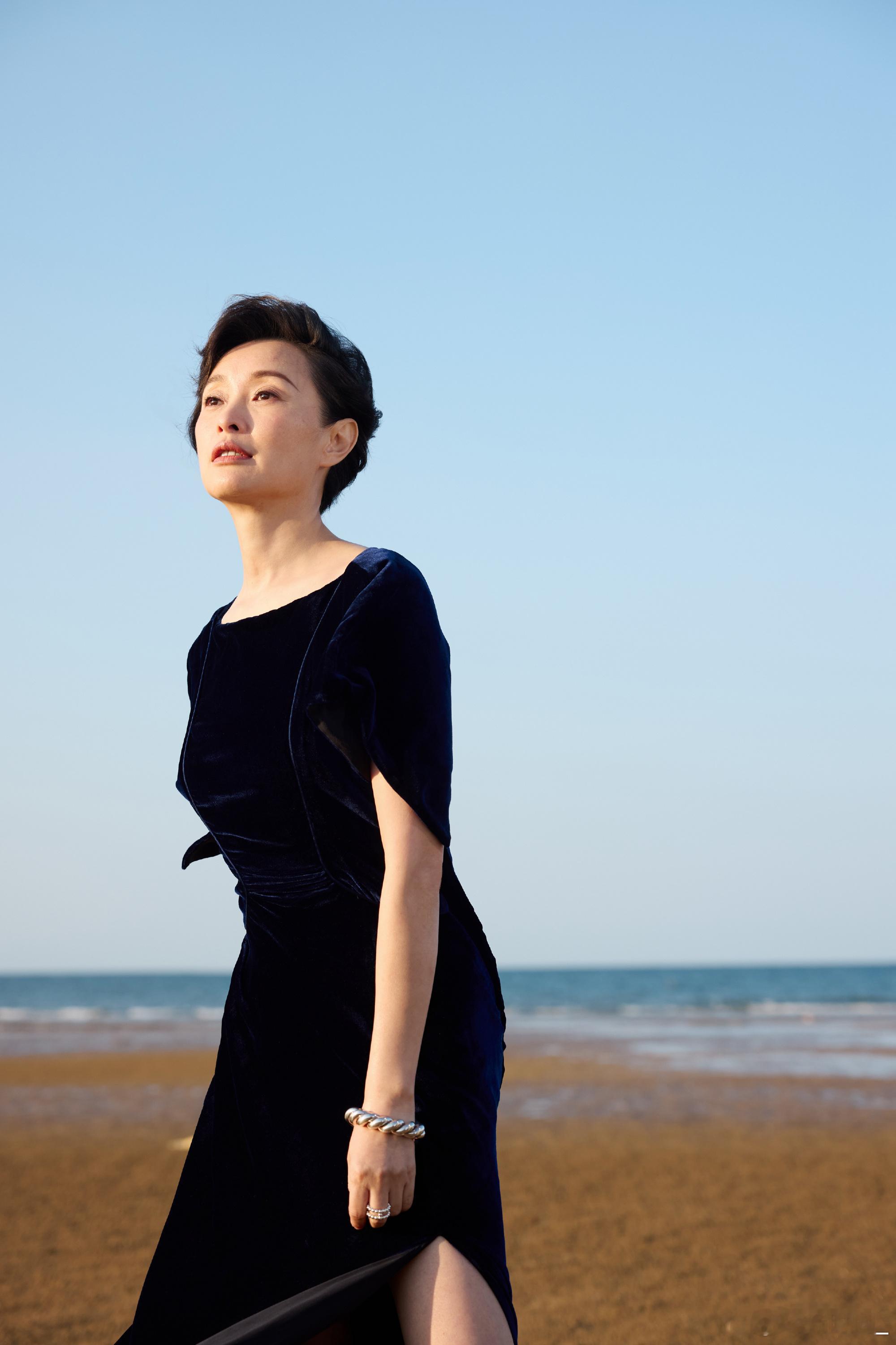 穿着爱马仕2026秋冬女装系列第二篇章深渊蓝真丝天鹅绒长款蝴蝶袖连衣裙，出席第3