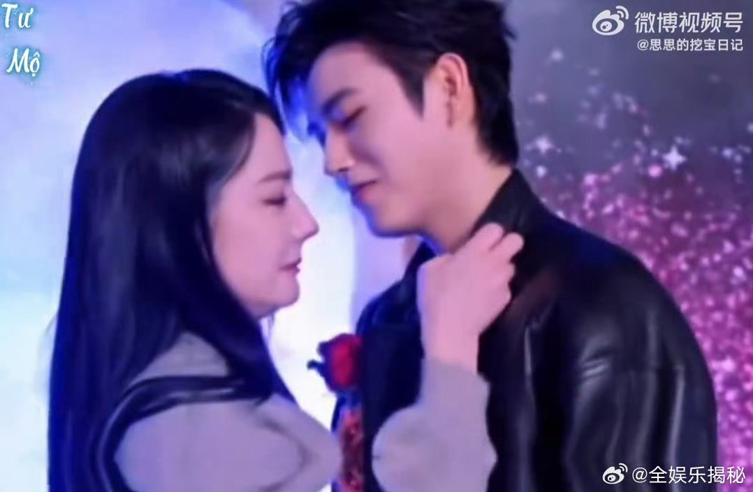 迪丽热巴和陈飞宇这递花设计🌸谁懂啊!迪丽热巴×陈飞宇这波递花直接把氛围感拉满✨