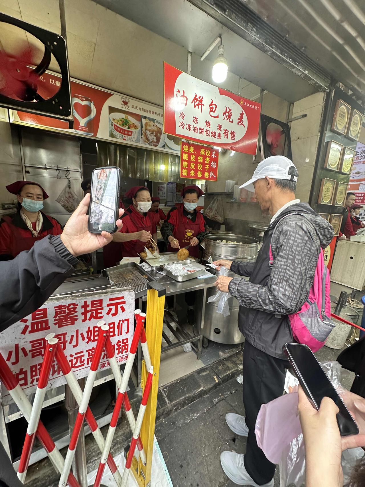 粮道街赵师傅油饼包烧麦十块钱一份，还排着长队，我是第一次来这里，凑热闹买了一个。