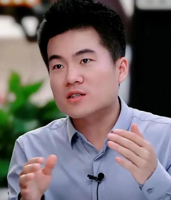 记者采访董宇辉时提问到："你谈过恋爱吗？"董宇辉沉默片刻便回答："谈过。" "是