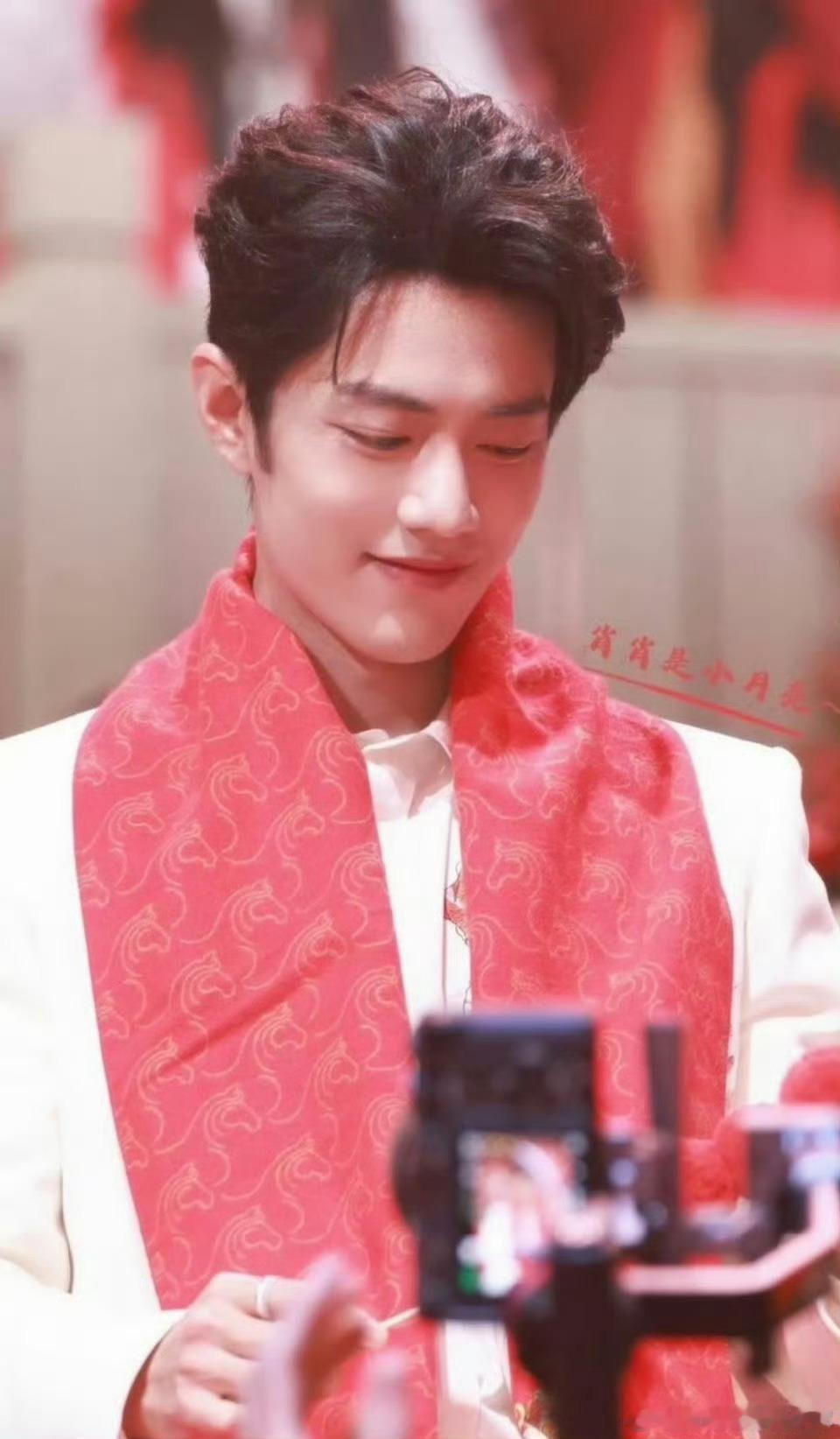 肖战北京春晚内场图，这个笑容太治愈人心了～ 