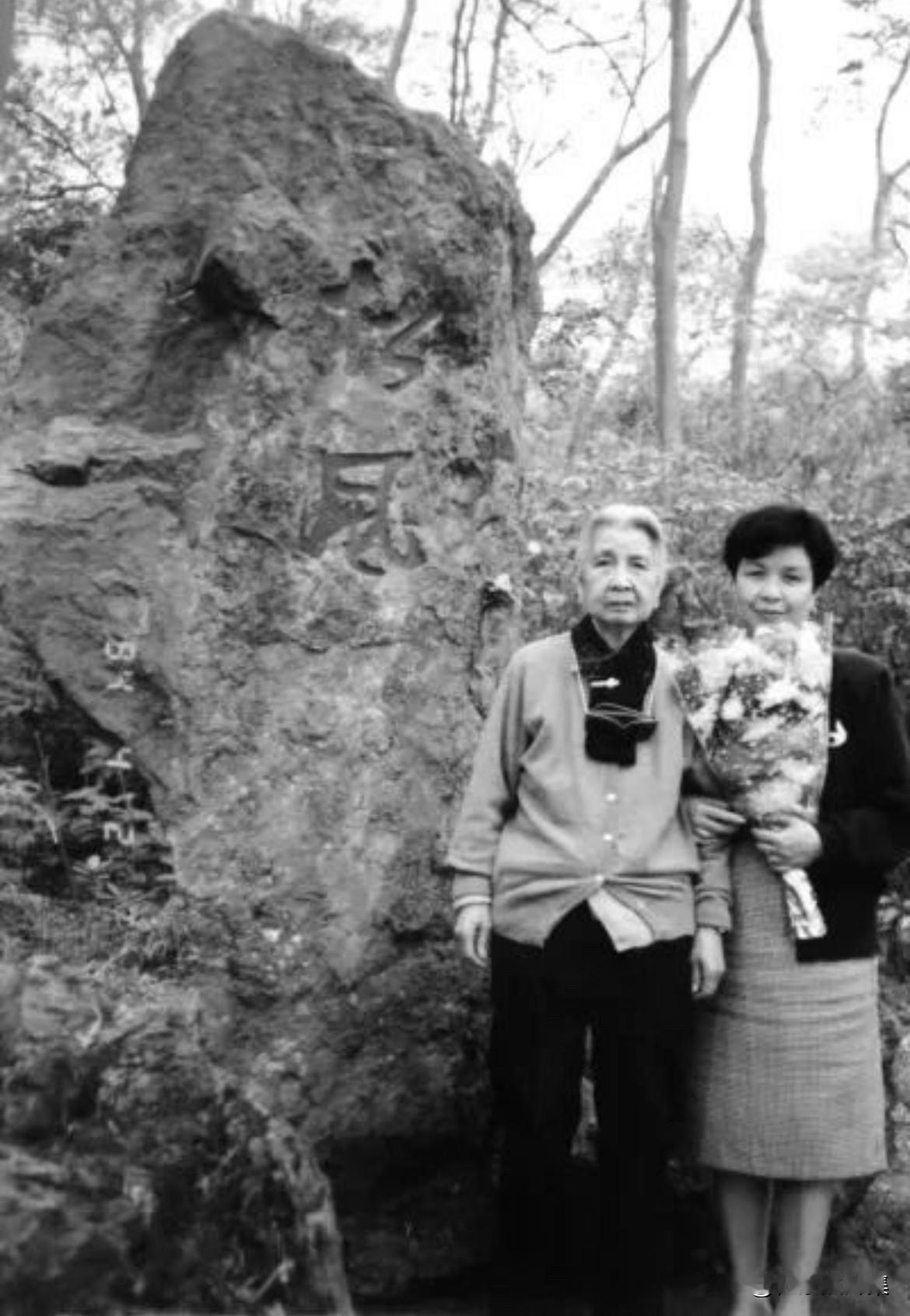 1994年4月2日，清明节前夕，83岁的曾志与53岁的女儿陶斯亮在广州白云山松风