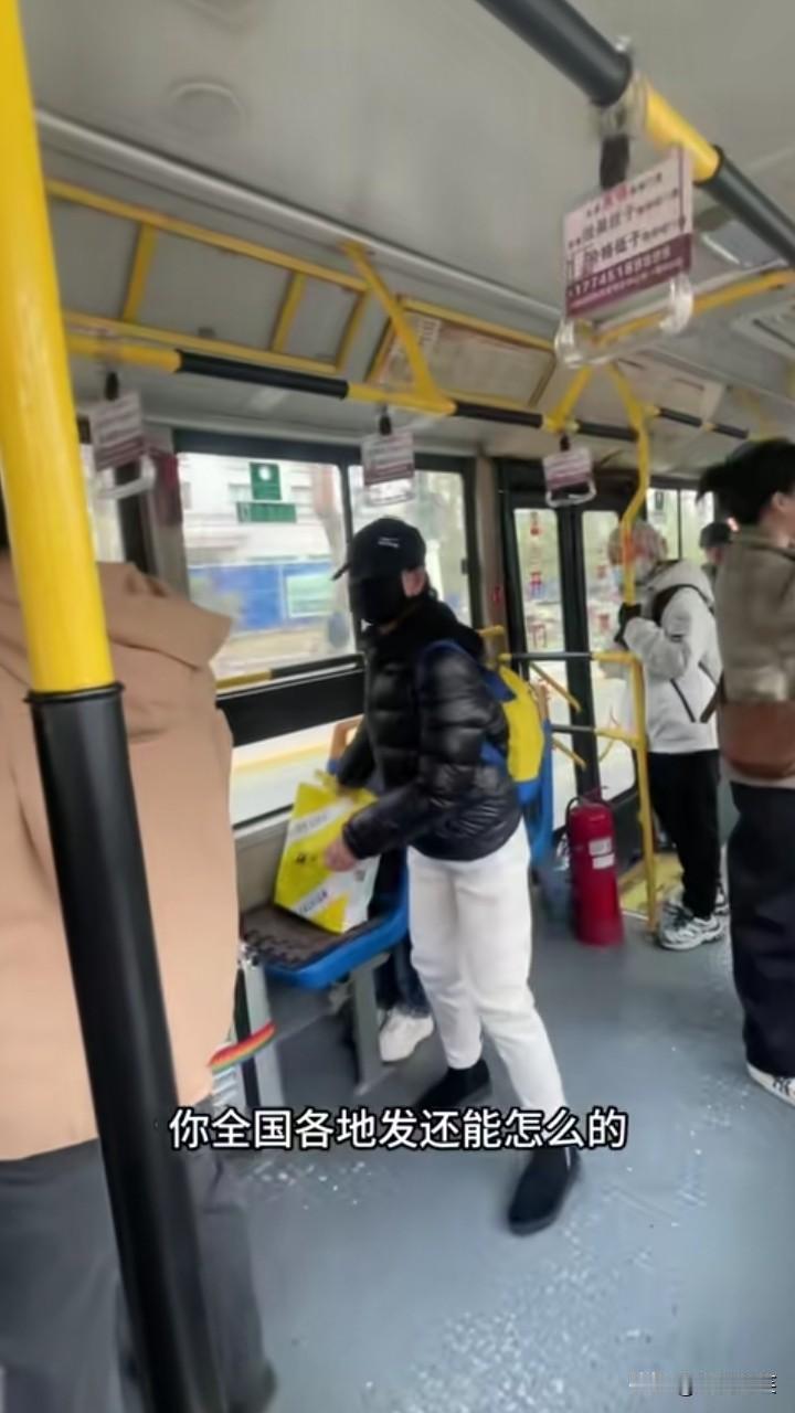“老人变坏了”，哈尔滨一公交车上，2个老人将行李放在了座位上，不让别人碰，也不让