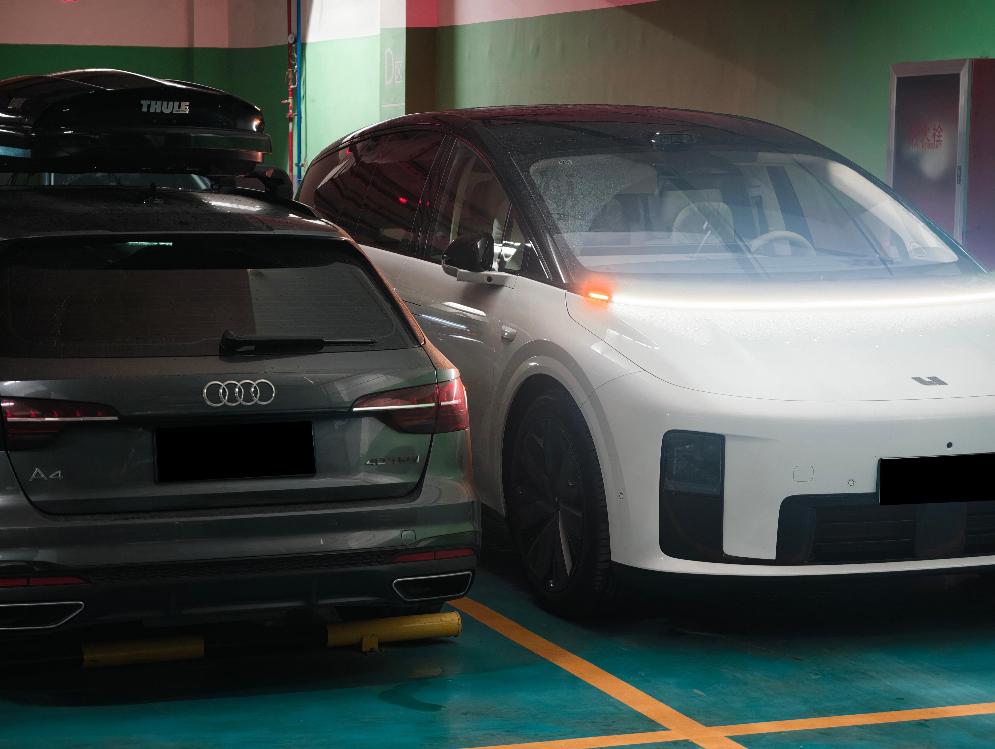 理想i8，是到目前为止我遇到过的第一台在飞坡体验中，舒适阻尼 和 运动阻尼 表现