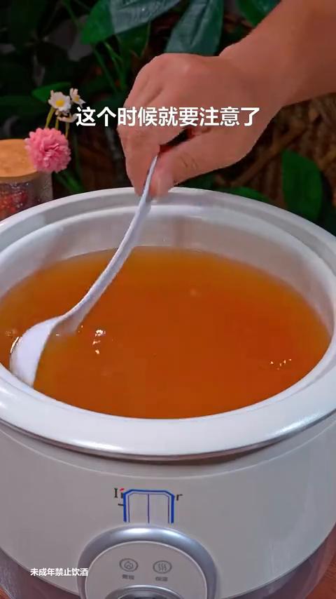 我老大说今年的啤酒厂就不可能赚到我家一分钱，现在喝的啤酒都是他在家自己酿的。你还