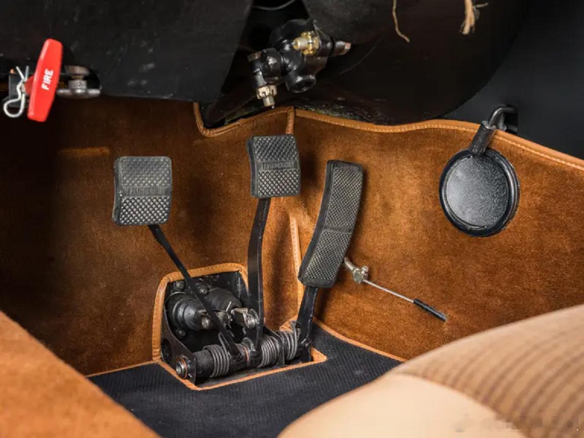 大V聊车 这是1966年款的兰博基尼Miura P400，由兰博基尼的詹保罗·达