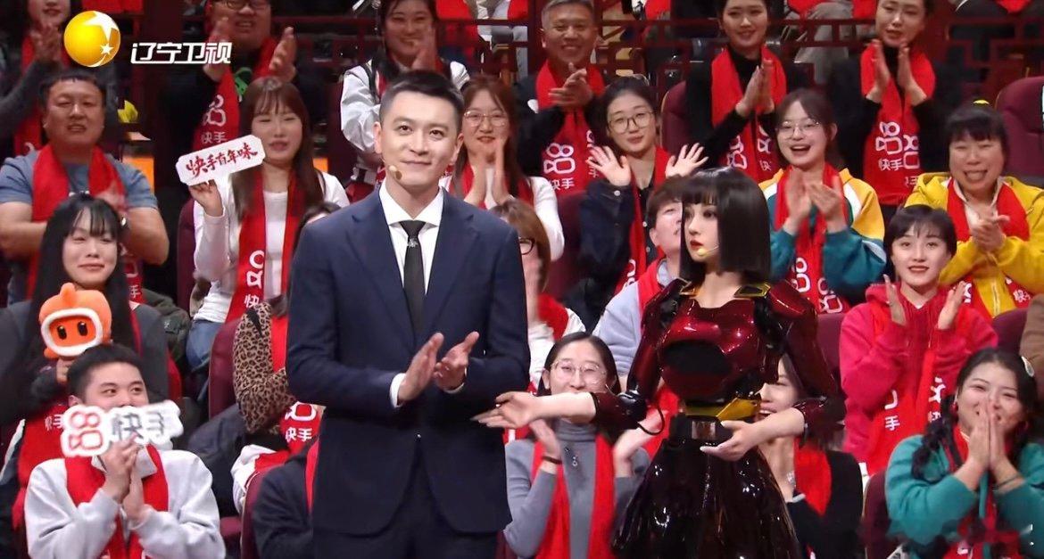 杨鸣被机器人整破防了辽宁沈阳的快乐密码！机器人小柒在沈阳春晚现场“精准狙击”杨鸣