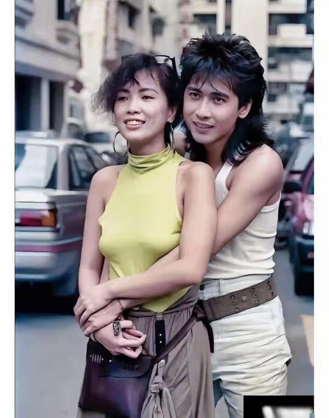 翻到这张1981年台湾街头的旧照，瞬间被戳中了。
24岁的齐豫留着长发，浅笑的样