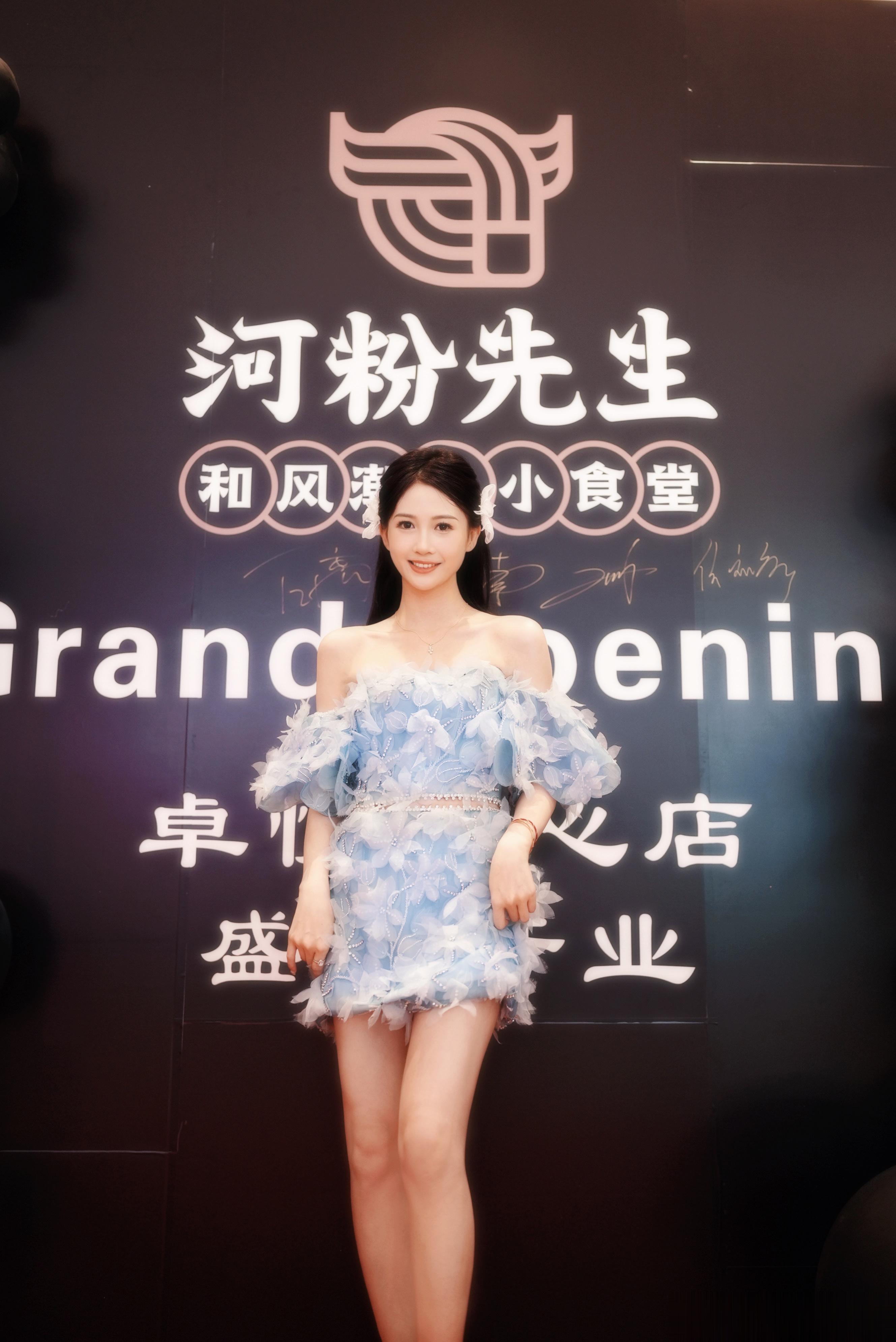 以前就想着在家楼下开一家，这天终于实现了河粉先生第一家商场卓悦中心店开业啦✨  