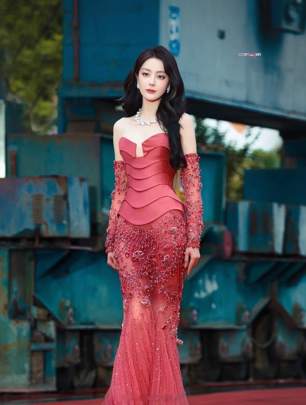 迪丽热巴马丽坐一起迪丽热巴马丽坐一起！马丽迪丽热巴坐一起好久不见迪丽热巴走红毯