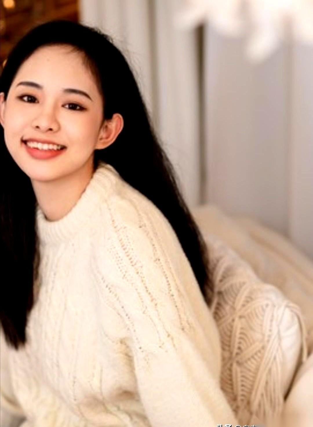 “这一万块钱你自己留着吧，小时候你嫌弃我是个赔钱货，现在我风光了，也不稀罕你这点