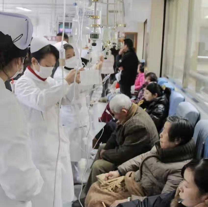 国家要取消门诊打点滴了！近日，多地医疗门诊宣布取消打点滴，原因是过度地打点滴损害