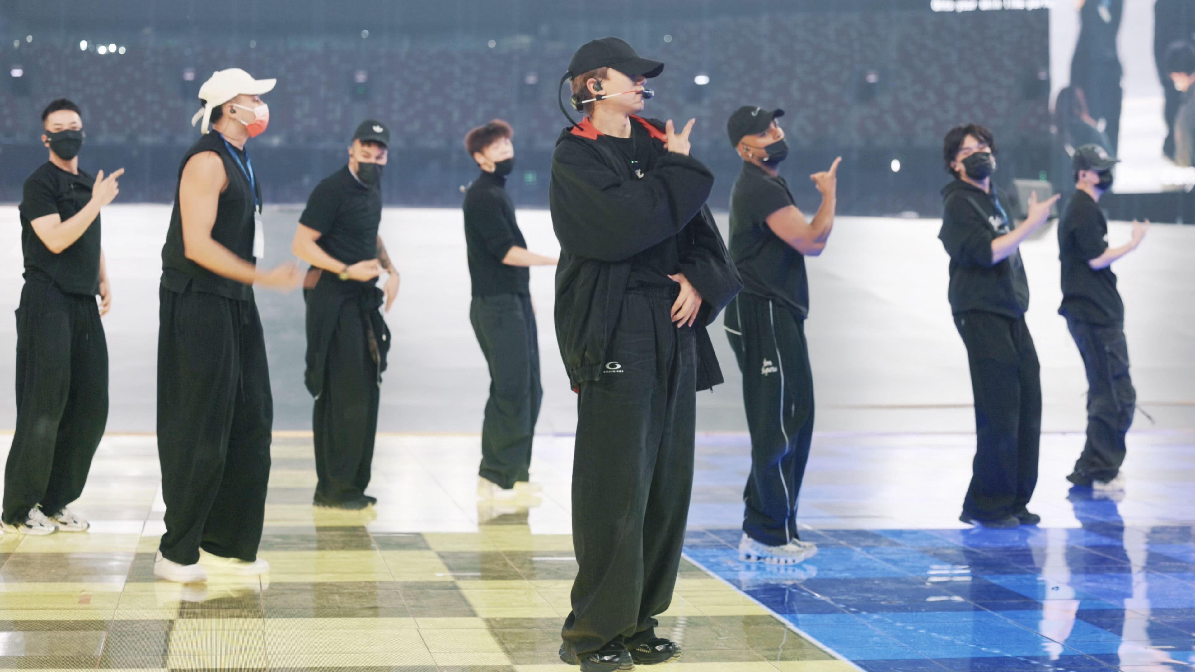 一首歌唱完了没找到张杰 谁懂这种感受！演唱会听歌时到处找张杰，一首唱完才发现人在