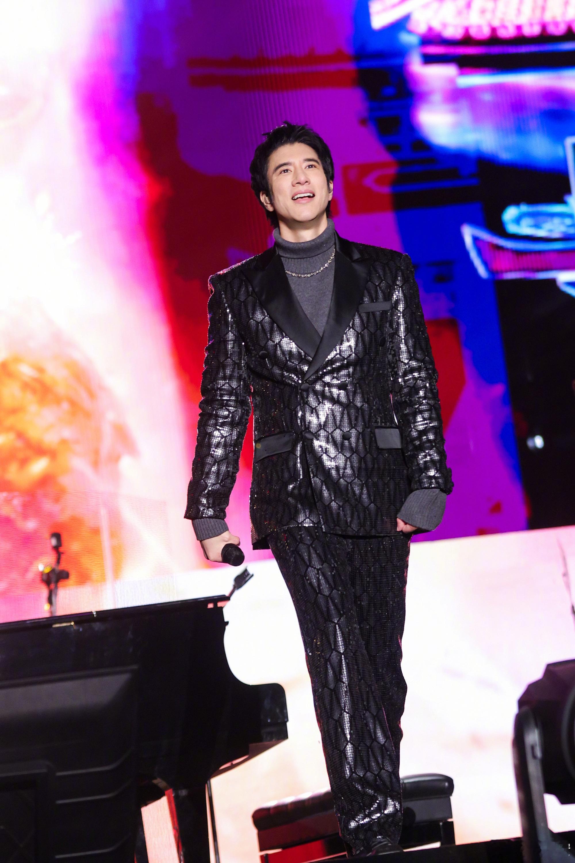 王力宏官宣个人巡回演唱会  冲啊，我们2025不见不散。 