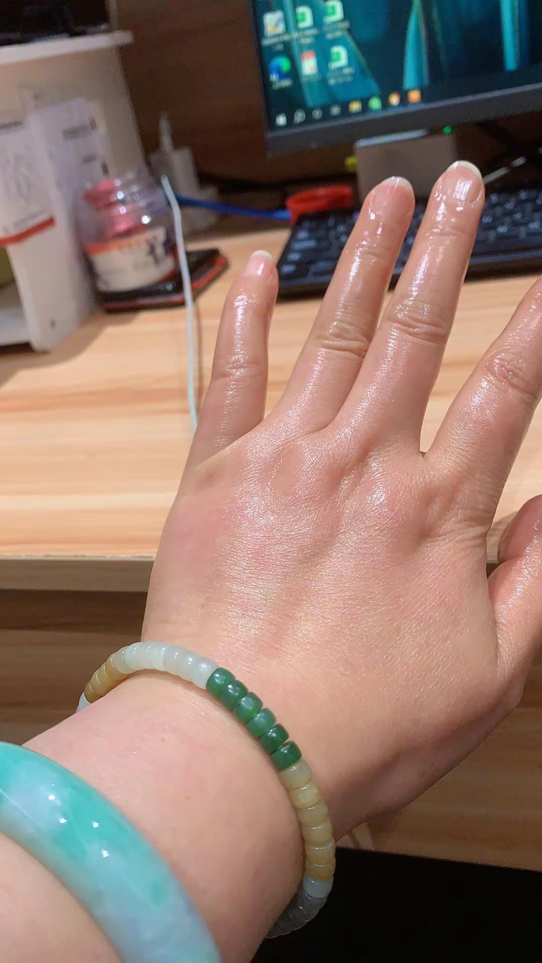 你们的手不美颜发出来看看，我的手没美颜的