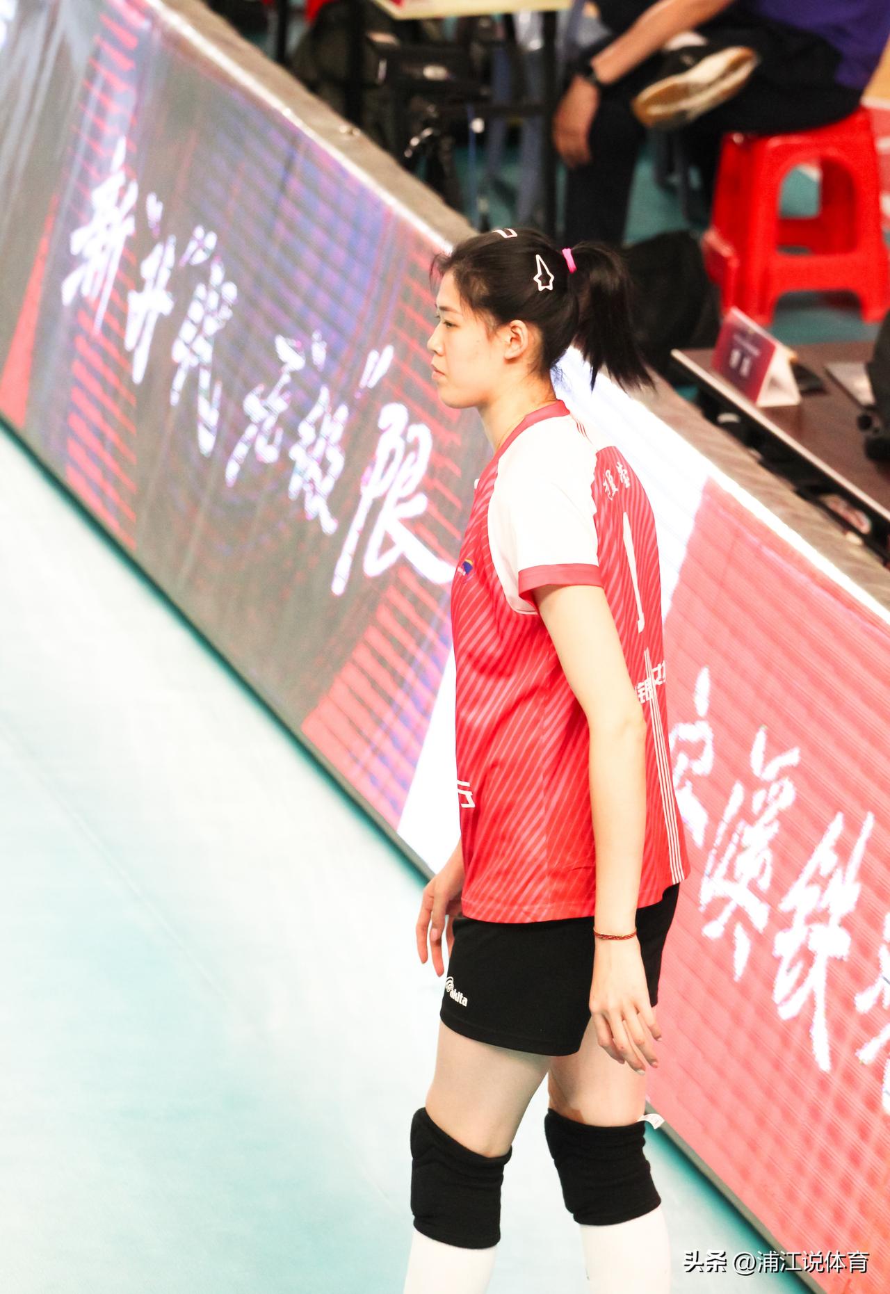 李盈莹“含金量”在持续走低。没有李盈莹的天津女排2次战胜本赛季“巨无霸”上海女排