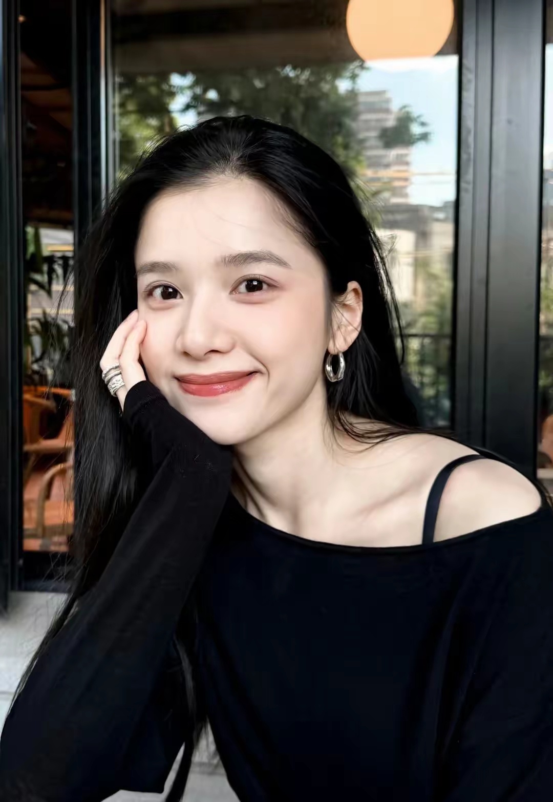 我觉得郑晓龙导演能够选张婧仪拍他的戏，不是因为她的美貌，也不是因为她是资源咖，而