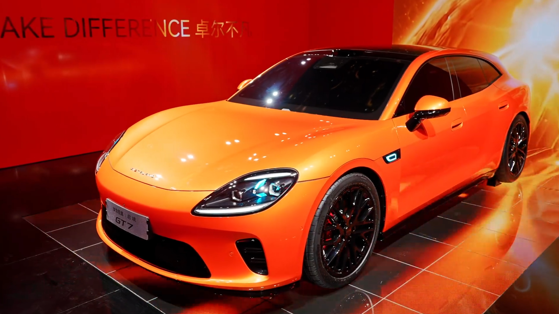 也是见到启境实车了，第一感觉低趴又舒展。蚌式铝机盖一体成型，缝隙控制得极好，在展