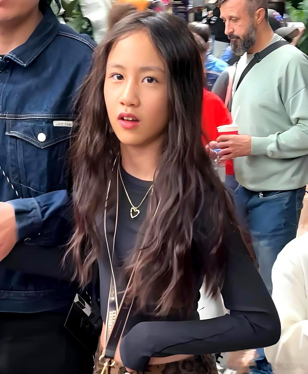 黄磊的小女儿黄少艾，12岁，爱好音乐，会弹电吉他，和小伙伴搞了个乐队，她是乐队主