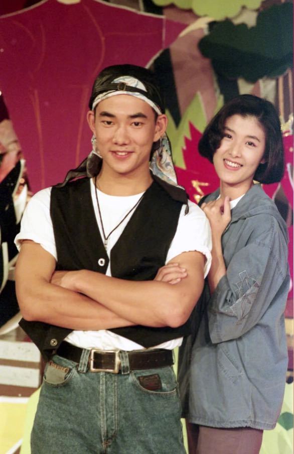 #任贤齐苏慧伦30年合照对比# 今晚谁看完《ok？ok！》舞台酸了，苏慧伦状态好