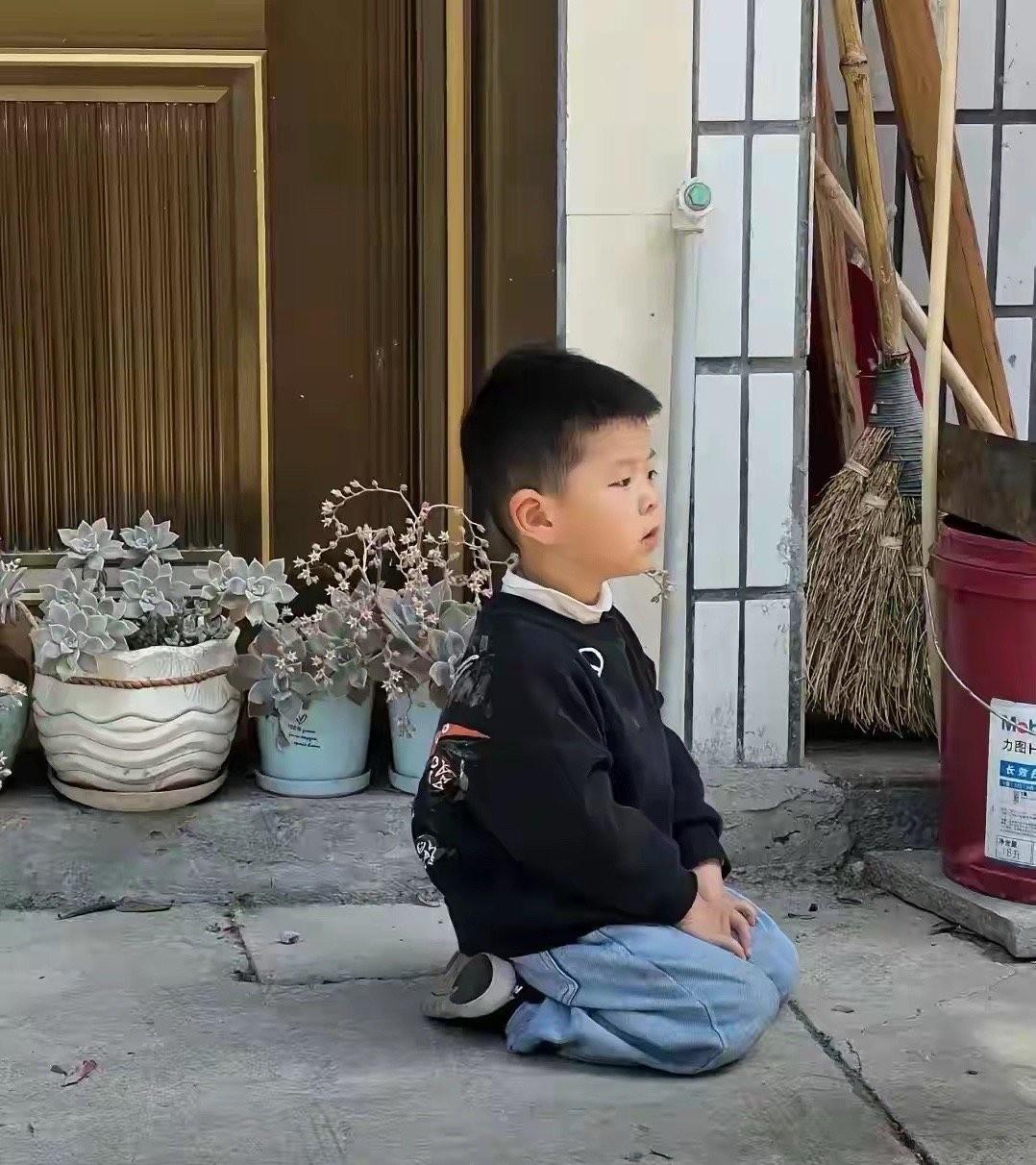 广州城中村夫妇花百万，

砸钱养非亲聋童，

孩子跪地喊爸妈。

猎德村一对夫妻