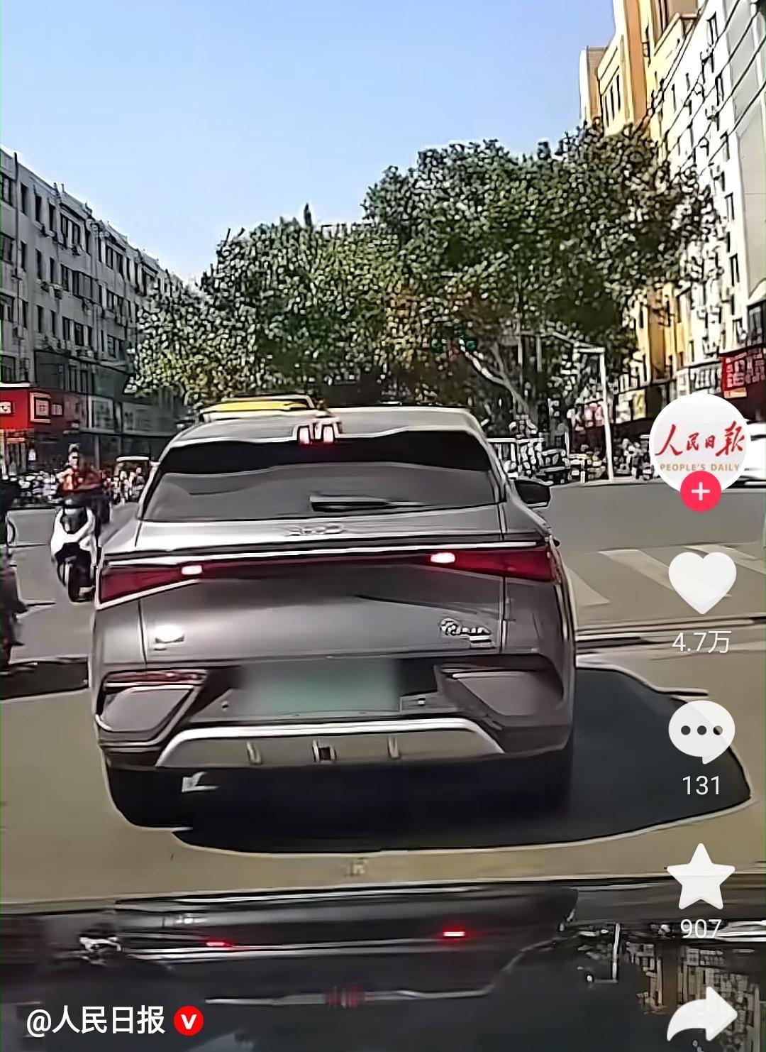 花钱买了个教训。近日河南周口，一女子开车走到红绿灯，都已经绿灯了，她故意不走，占