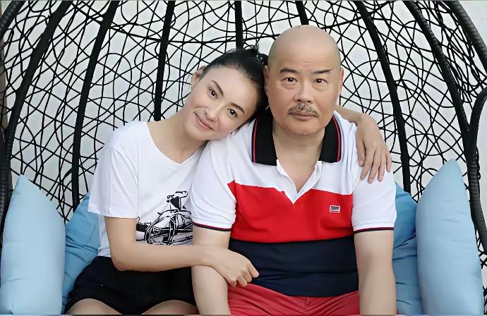 张柏芝与父亲同框照
她的父亲很有感染力，就这样的光头形象，就像是少林寺大师的模样