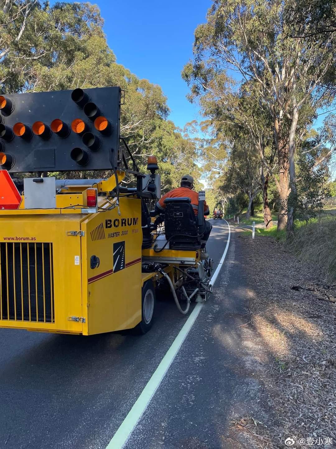 发光道路标记！！！这个好啊！好像用涂料是铝酸锶白天吸收阳光晚上发光！ ​​​