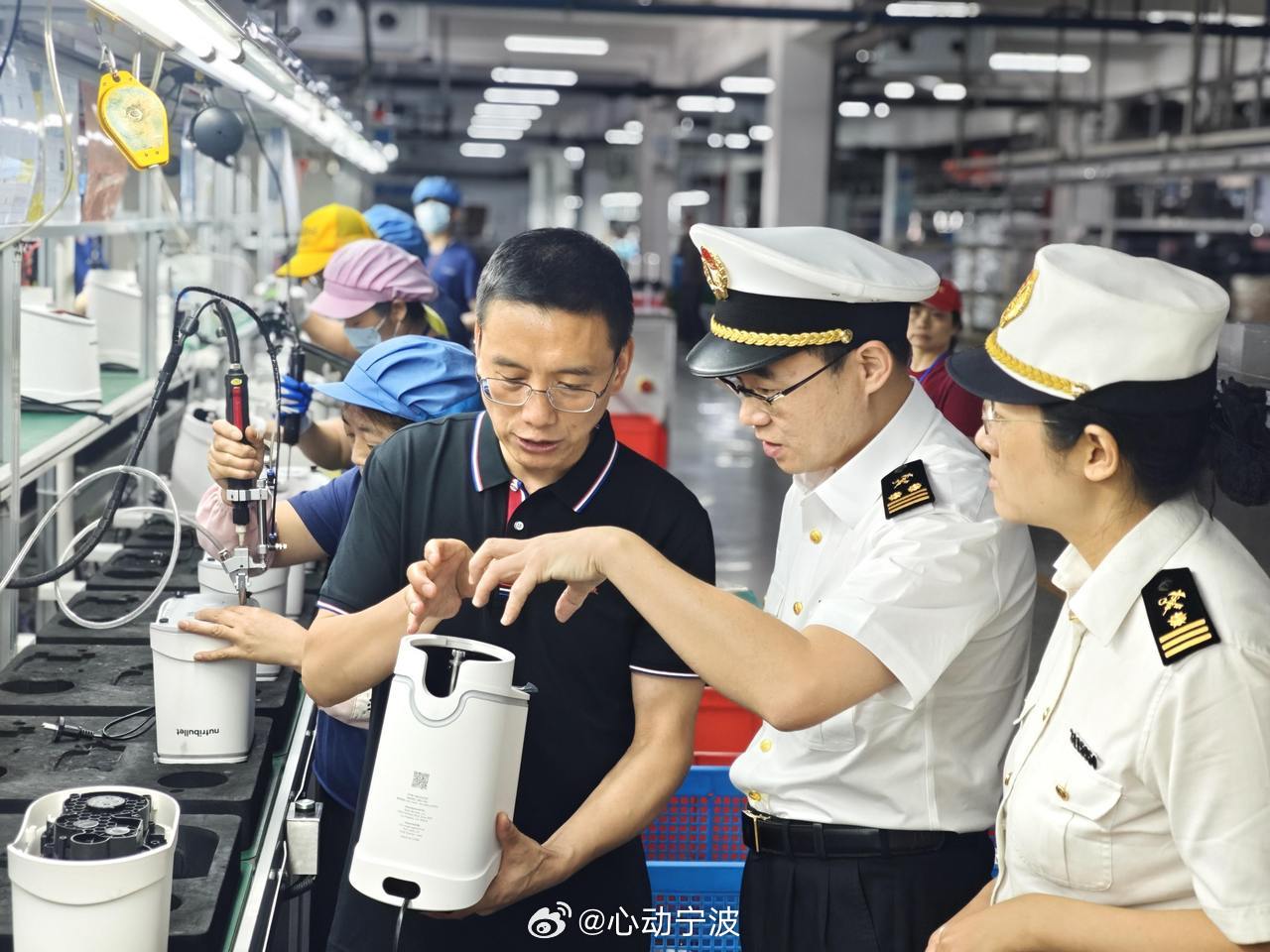 上半年宁波口岸出口突破万亿外贸稳增 7月21日，宁波海关发布数据，今年上半年宁波