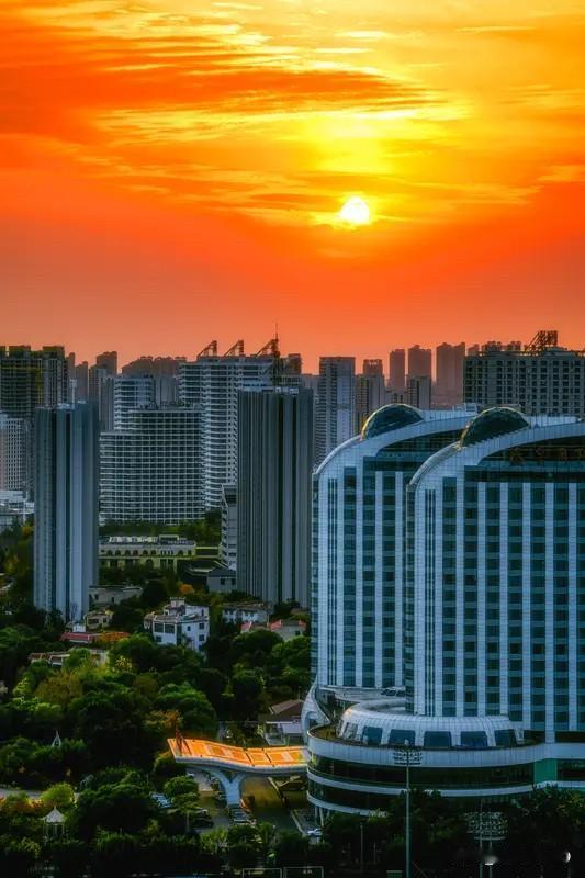 伊朗战事加剧，这背后宗教信仰的分裂影响巨大。美国对伊战争目标不明，从摧毁核能力到