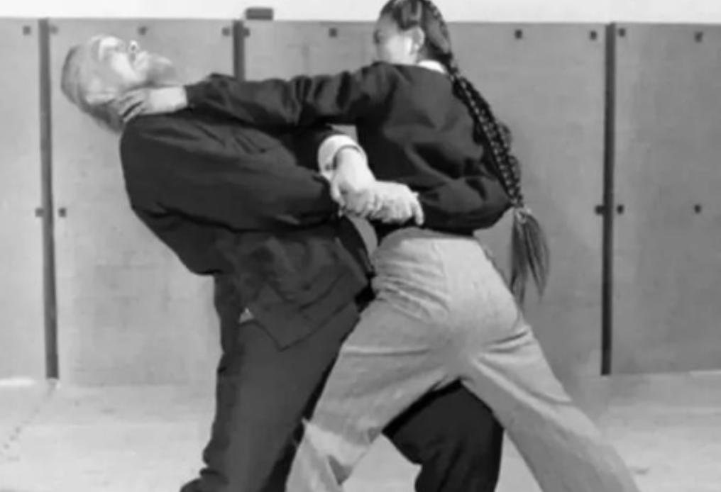 1968年，山西大同天镇县二沟村。80岁的武僧宋九庵在路边捡起了一个饿晕的姑娘。