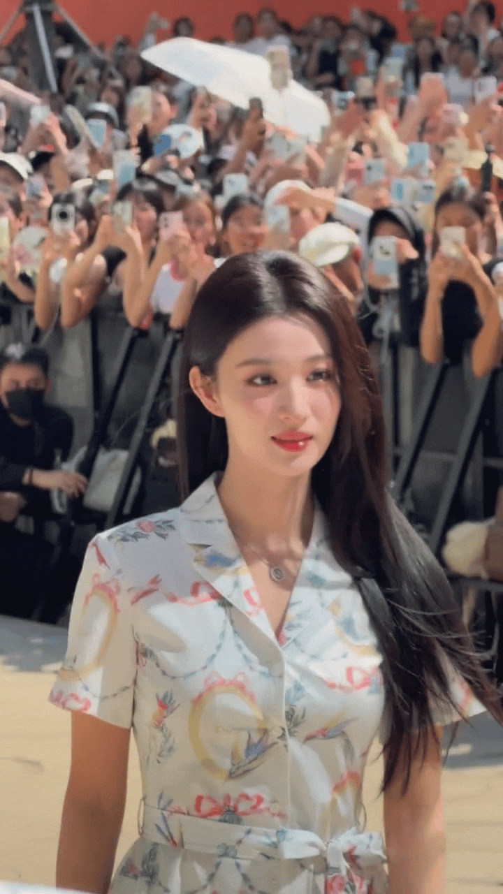 现象级美女王楚然，看看这人气，真正的里三层外三层！