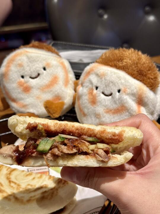 🇬🇧伦敦也太超前了吧！！吃肉夹馍还送玩偶🧸