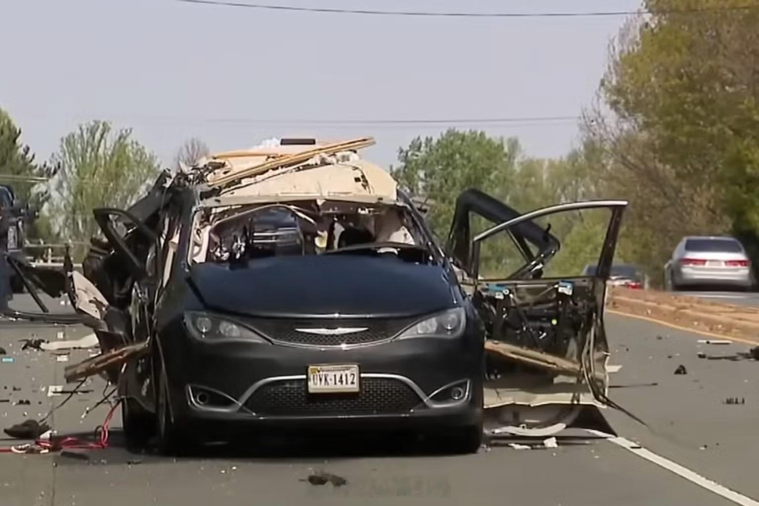 美国弗吉尼亚州一台克莱斯勒大捷龙 爆了，原因是车里拉的液化气罐泄露，然后司机点了