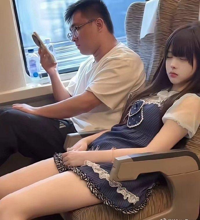 高铁上遇到清晰的一幕

这女生是瓷娃娃吗？旁边这位大哥，淡定十足硬是一眼没看，内