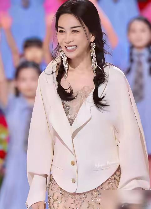 58岁那英，体重49公斤，谁敢信？舞台上，白色西装，亮片短裙，气场全开。但灯光背